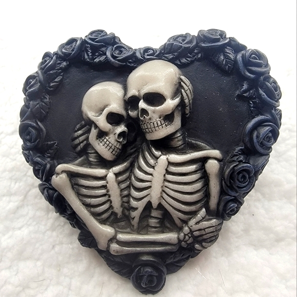 Skull & Roses Resin Trinket Box! - Picture 5 of 9